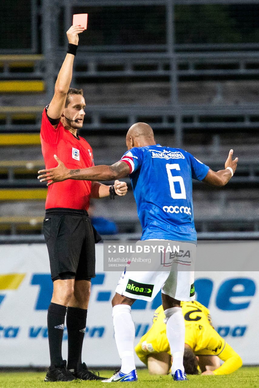 Trelleborgs Salif Camara Jönsson får rött kort