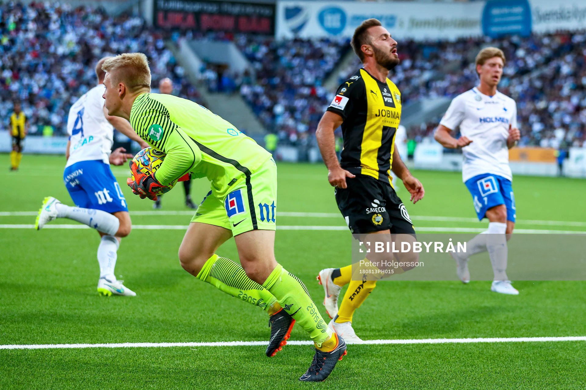 Norrköpings målvakt Isak Pettersson kniper bollen
