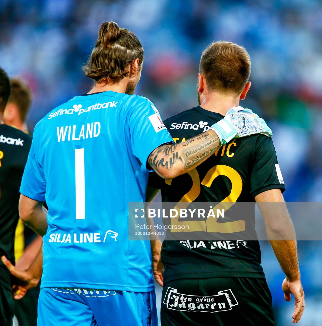 Hammarbys målvakt Johan Wiland lugnar ner Muamer Tankovic