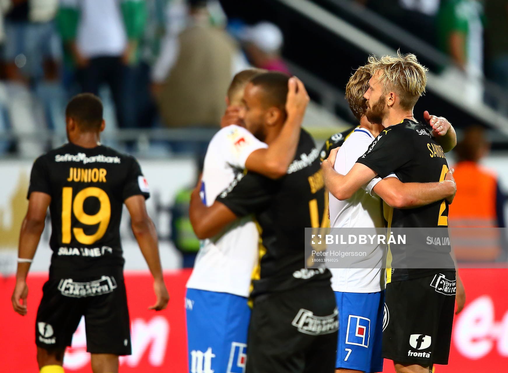 Norrköpings Jordan Larsson och Hammarbys Junes Barny (