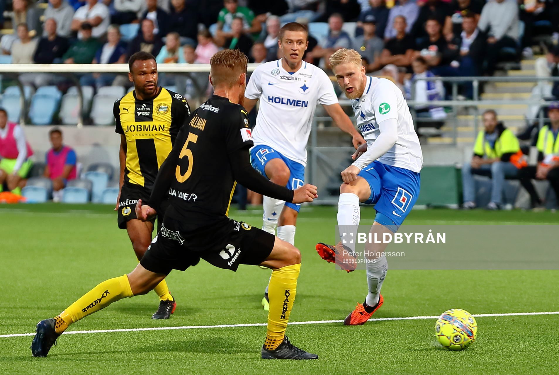 Norrköpings Kalle Holmberg skjuter framför Simon Thern