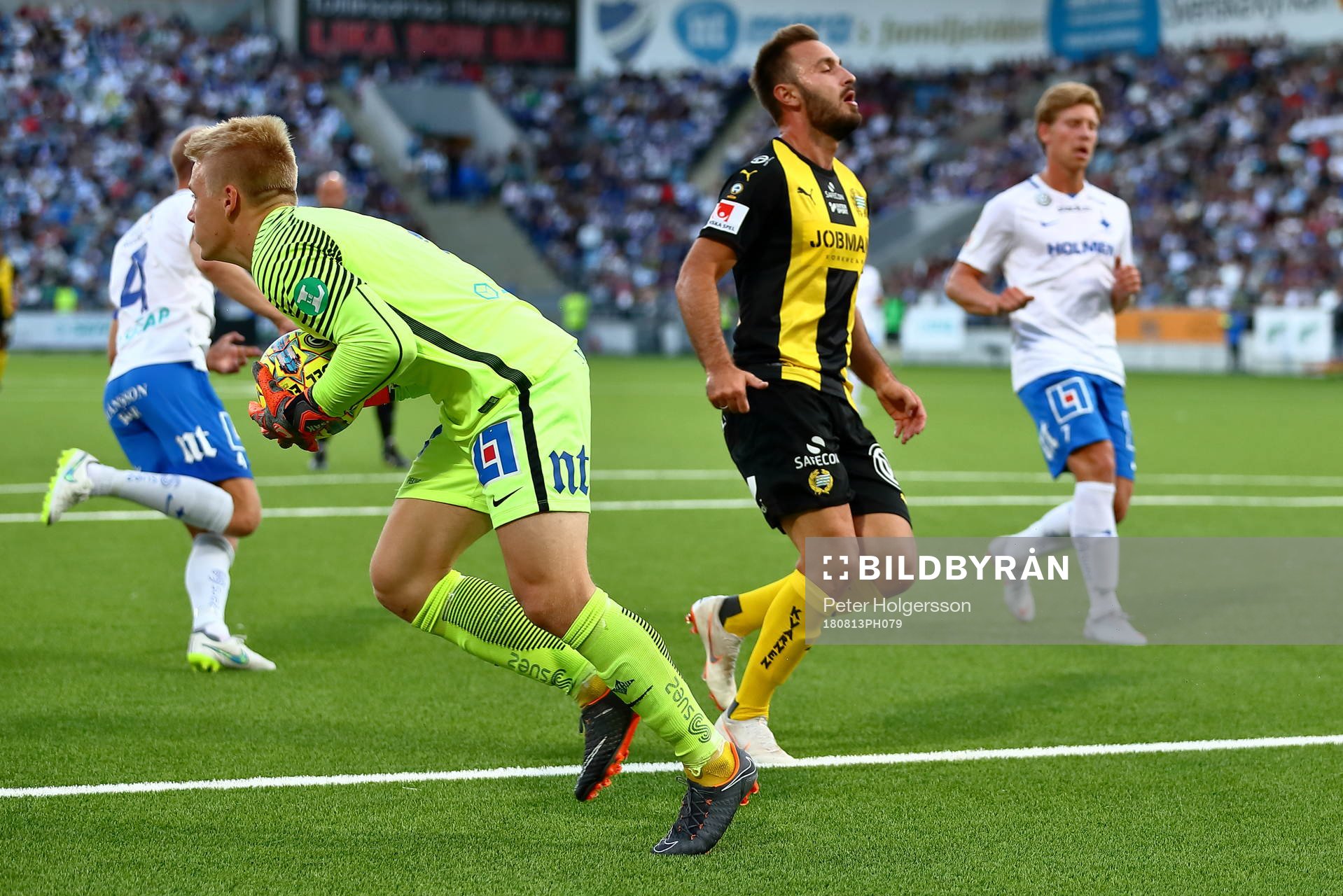 Räddning av Norrköpings målvakt Isak Pettersson framför