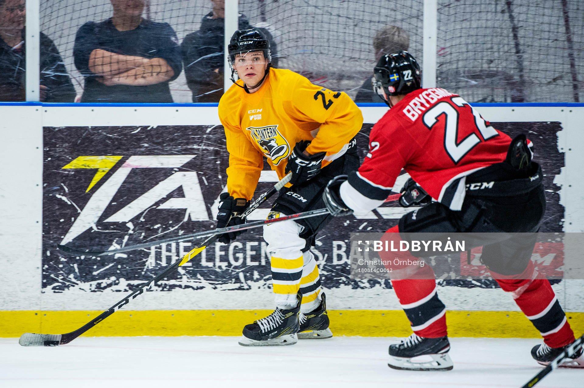 Panterns Oliver Larsen mot Malmö Redhawks Lars Bryggman