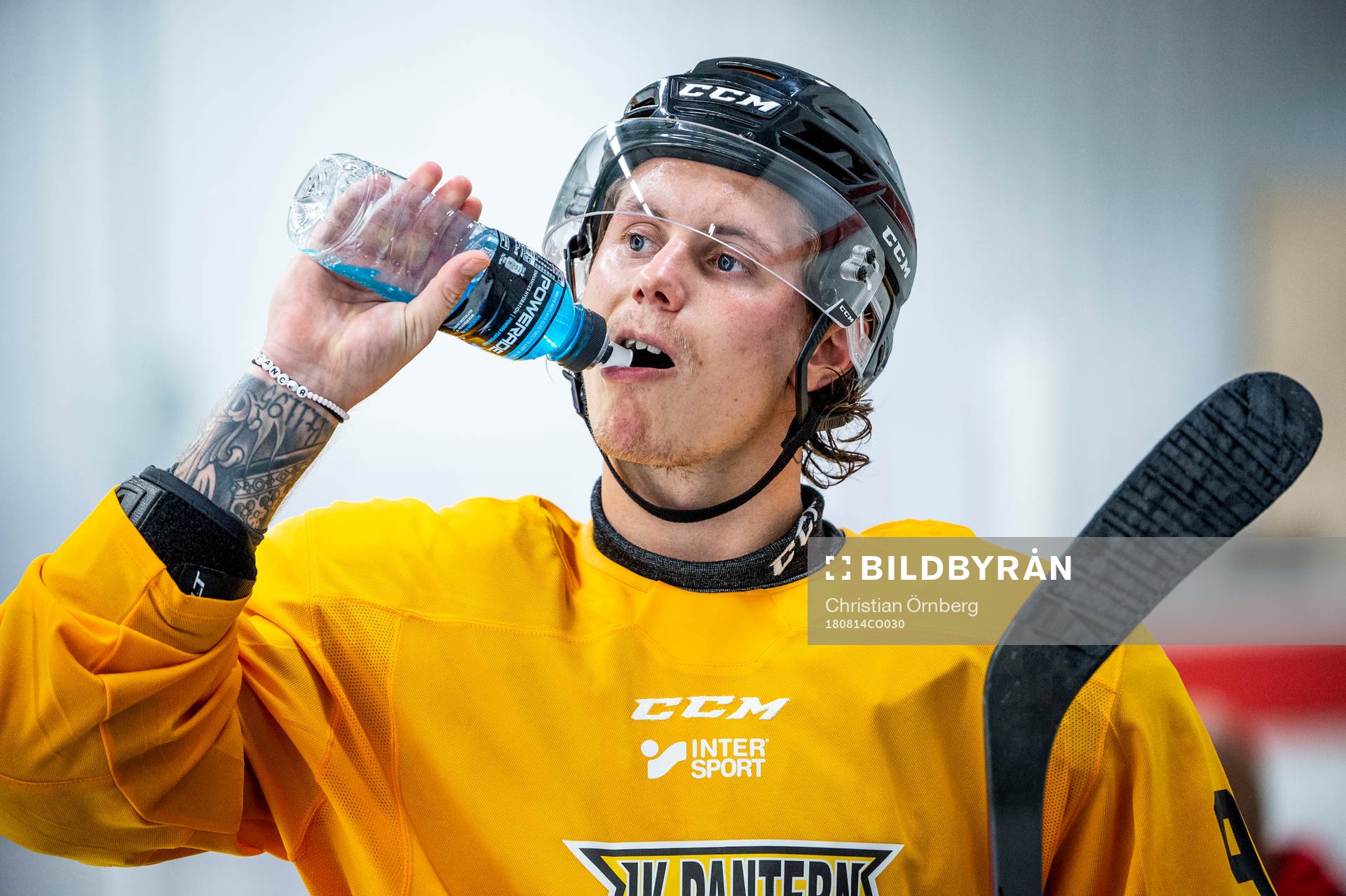 Panterns Nick Olesen dricker vatten