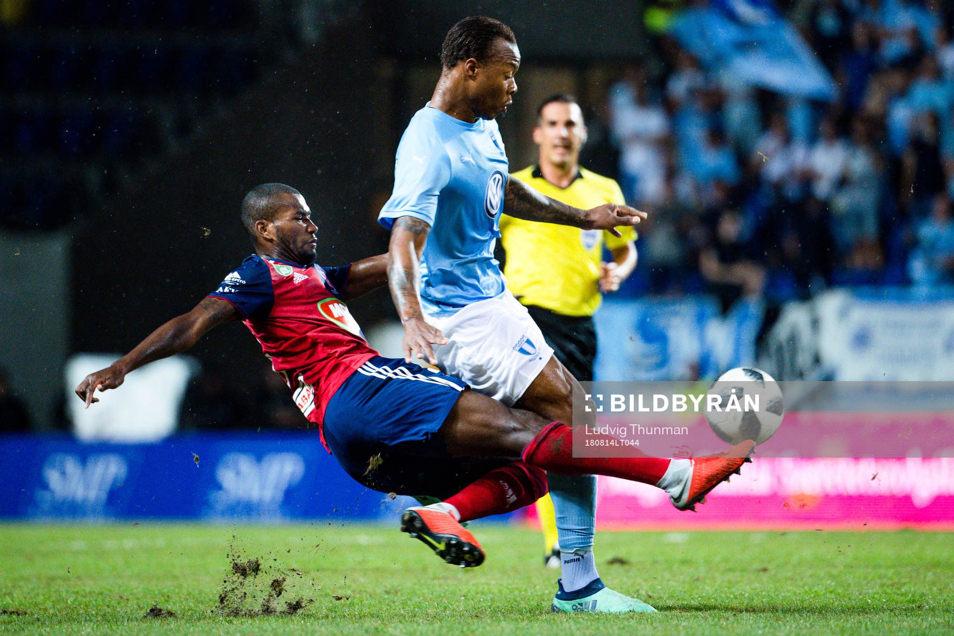 Paulo Vinicius of Vidi against Carlos Strandberg of Malmö