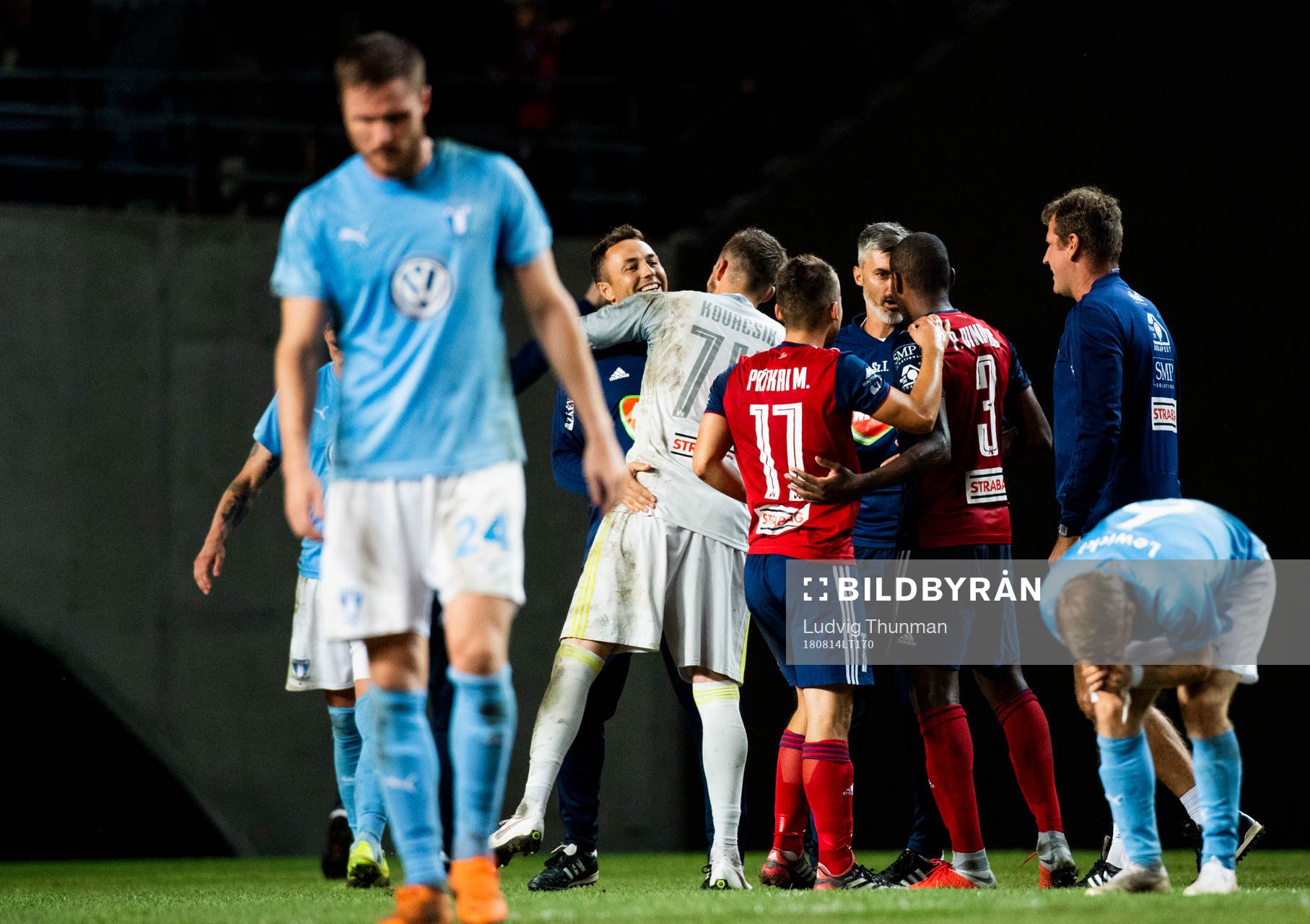 Players of Vidi celebrate while Lasse Nielsen and Oscar