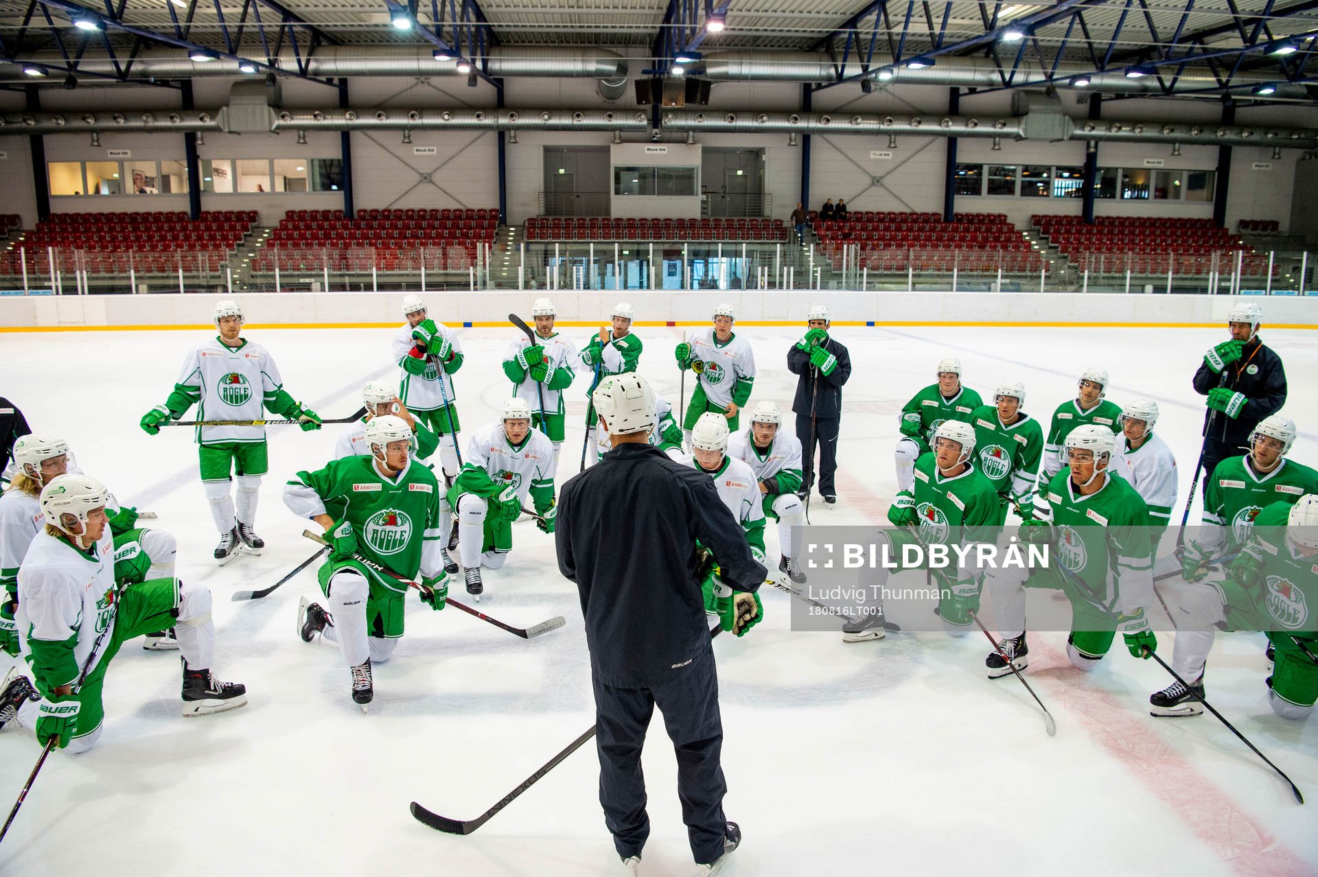 Tränare Cam Abbott håller i en samling