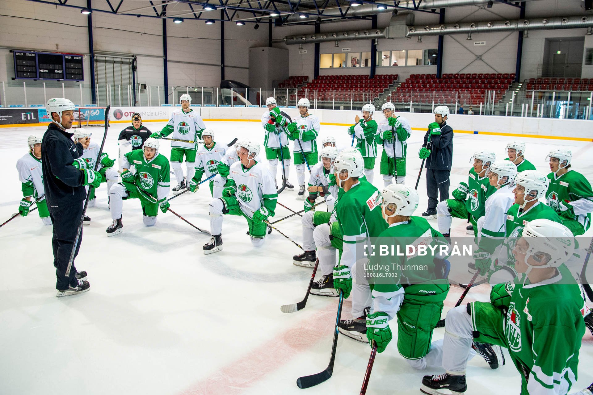 Tränare Cam Abbott håller i en samling