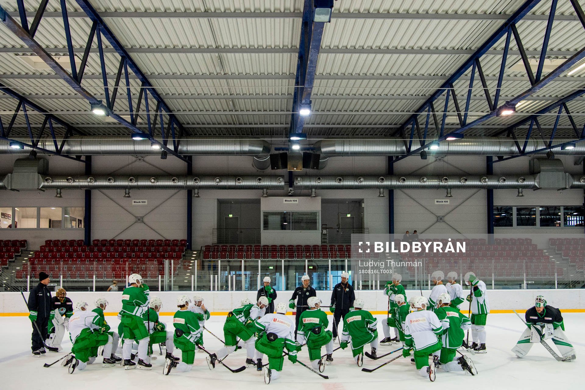 Tränare Cam Abbott håller i en samling