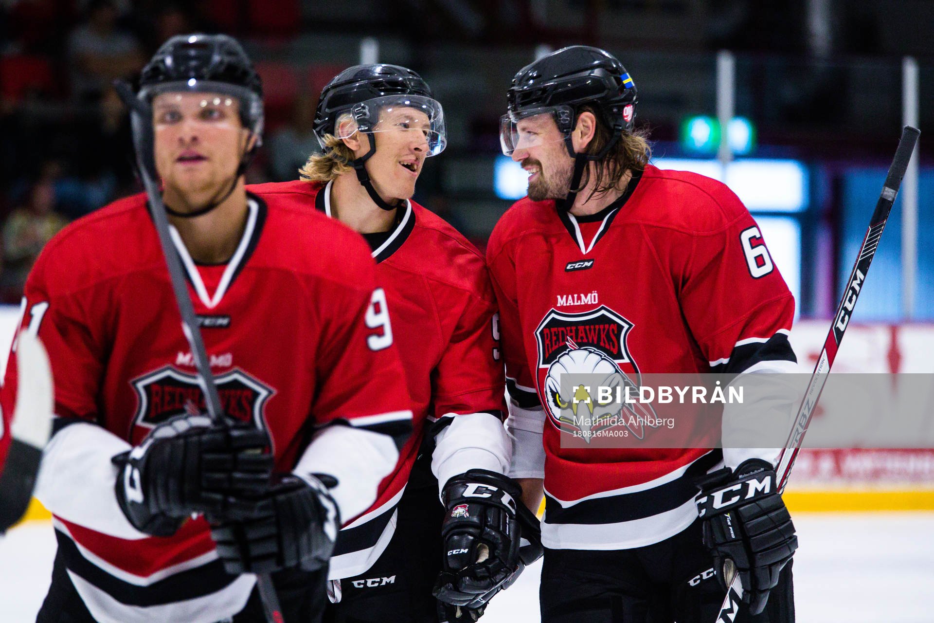 Malmö Redhawks Emil Sylvegård och Stefan Warg jublar