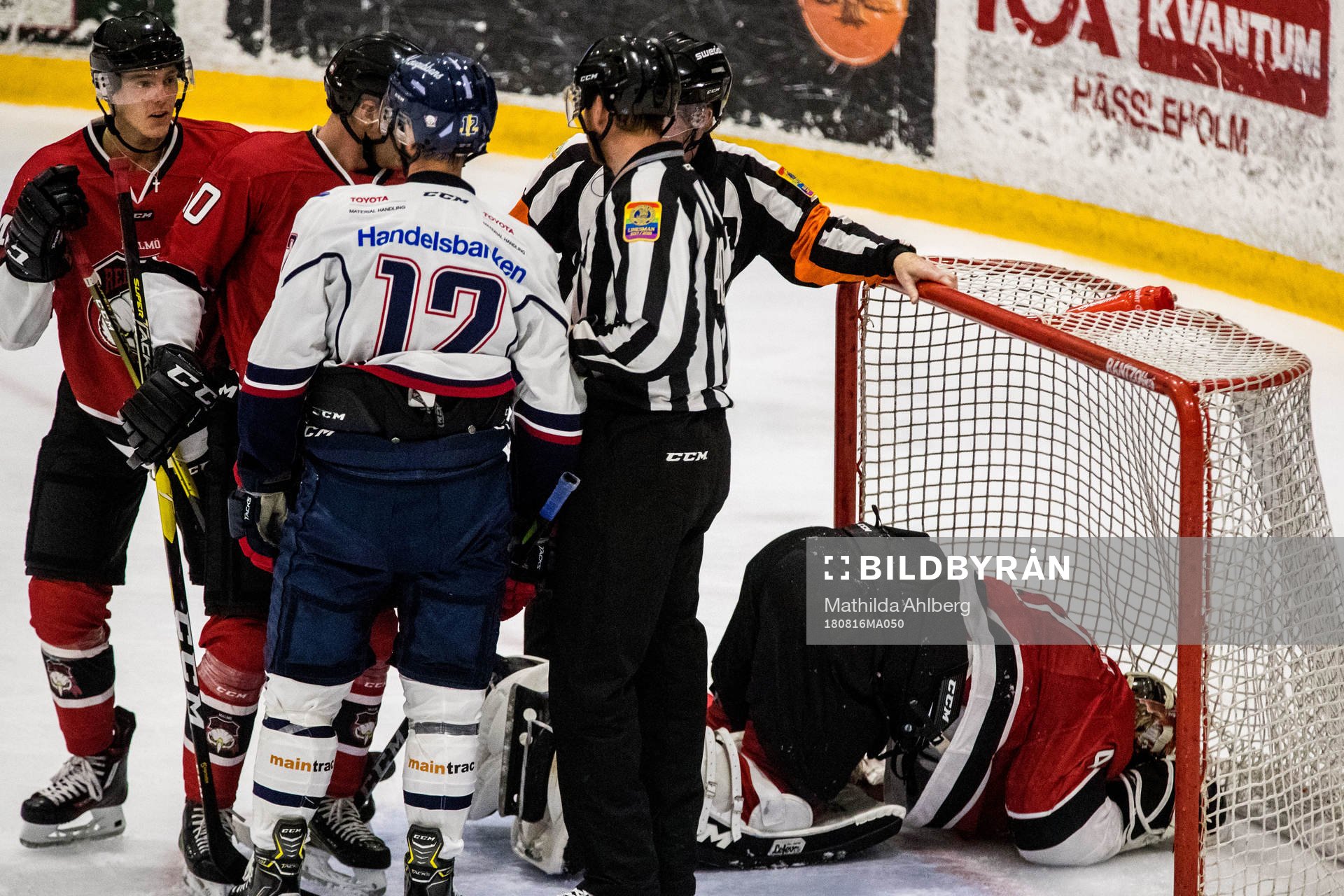 Malmö Redhawks Cristopher Nihlstorp blir liggandes i mål