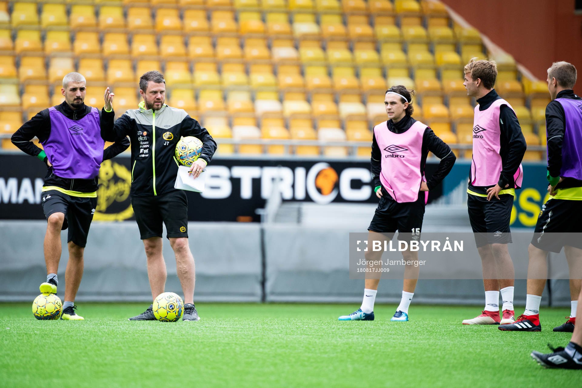 manager Jimmy Thelin instruerar spelarna