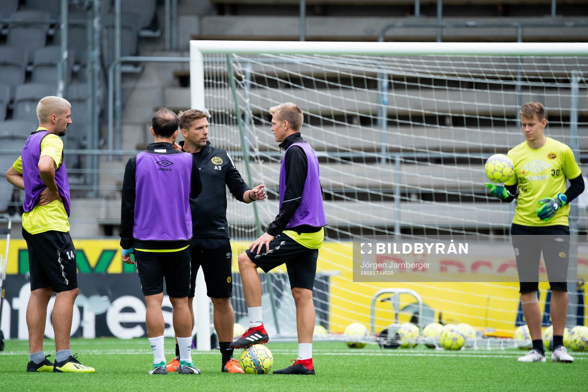 individuell tränare Anders Svensson instruerar Ibrahim