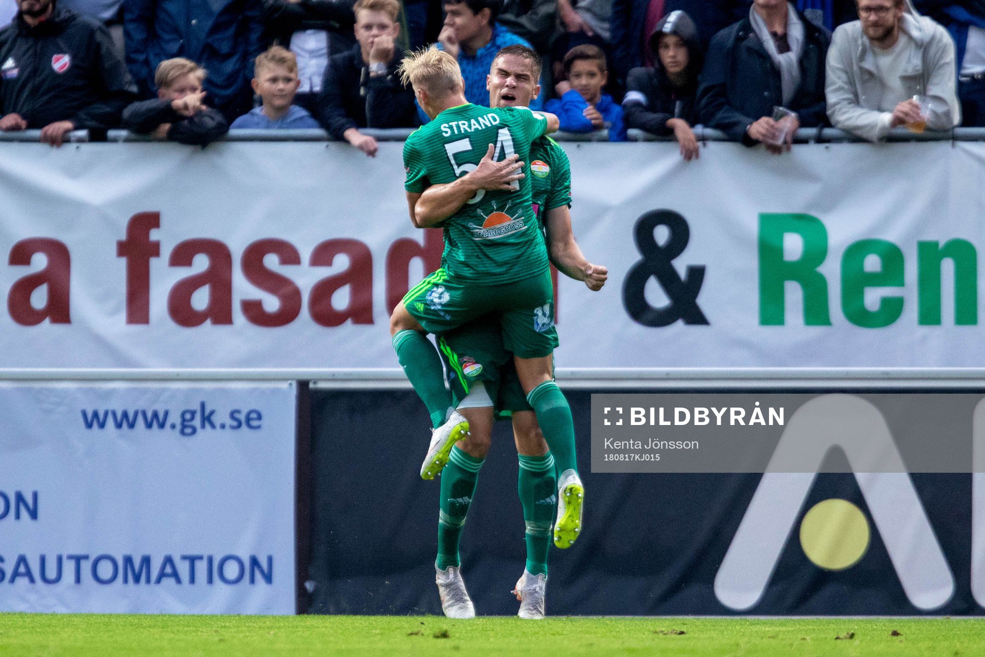 Dalkurds Eero Markkanen jublar med Simon Strand efter 0-4 under fotbollsmatchen i Allsvenskan mellan Sirius och Dalkurd den 17 Augusti 2018 i Uppsala.