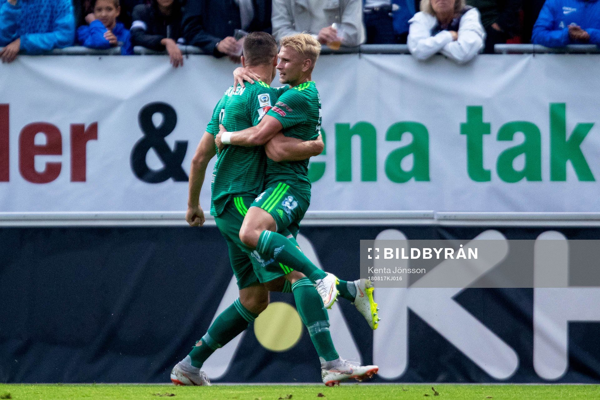 Dalkurds Eero Markkanen jublar med Simon Strand