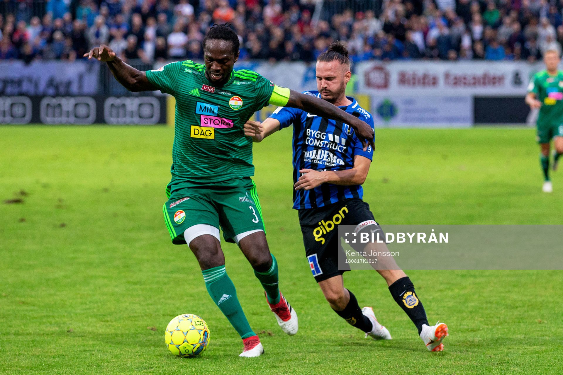 Sirius Jonas Lindberg och Dalkurds Kebba Ceesay under fotbollsmatchen i Allsvenskan mellan Sirius och Dalkurd den 17 Augusti 2018 i Uppsala. 