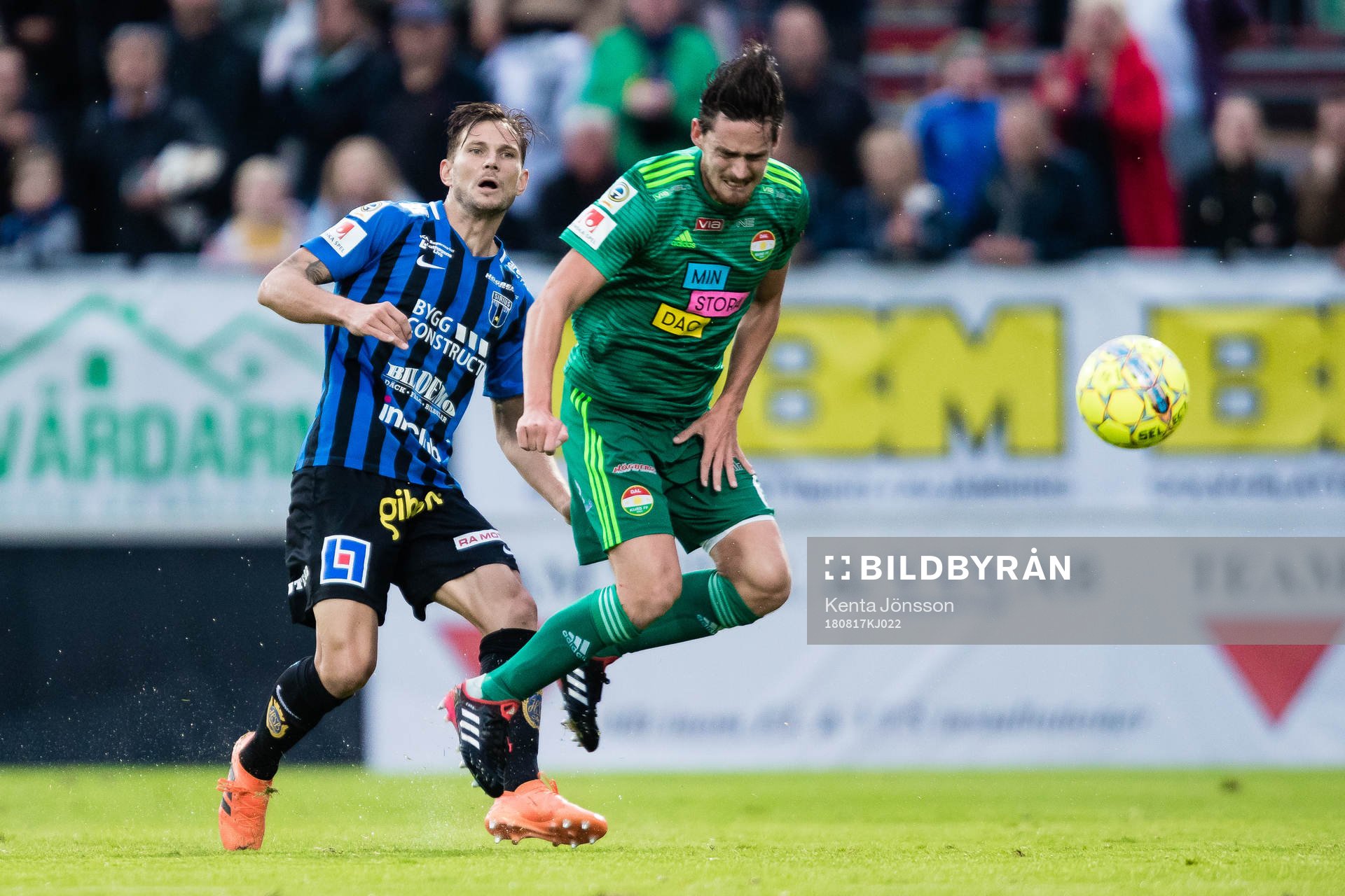Dalkurds Robin Tranberg skadar sig i kamp om bollen med