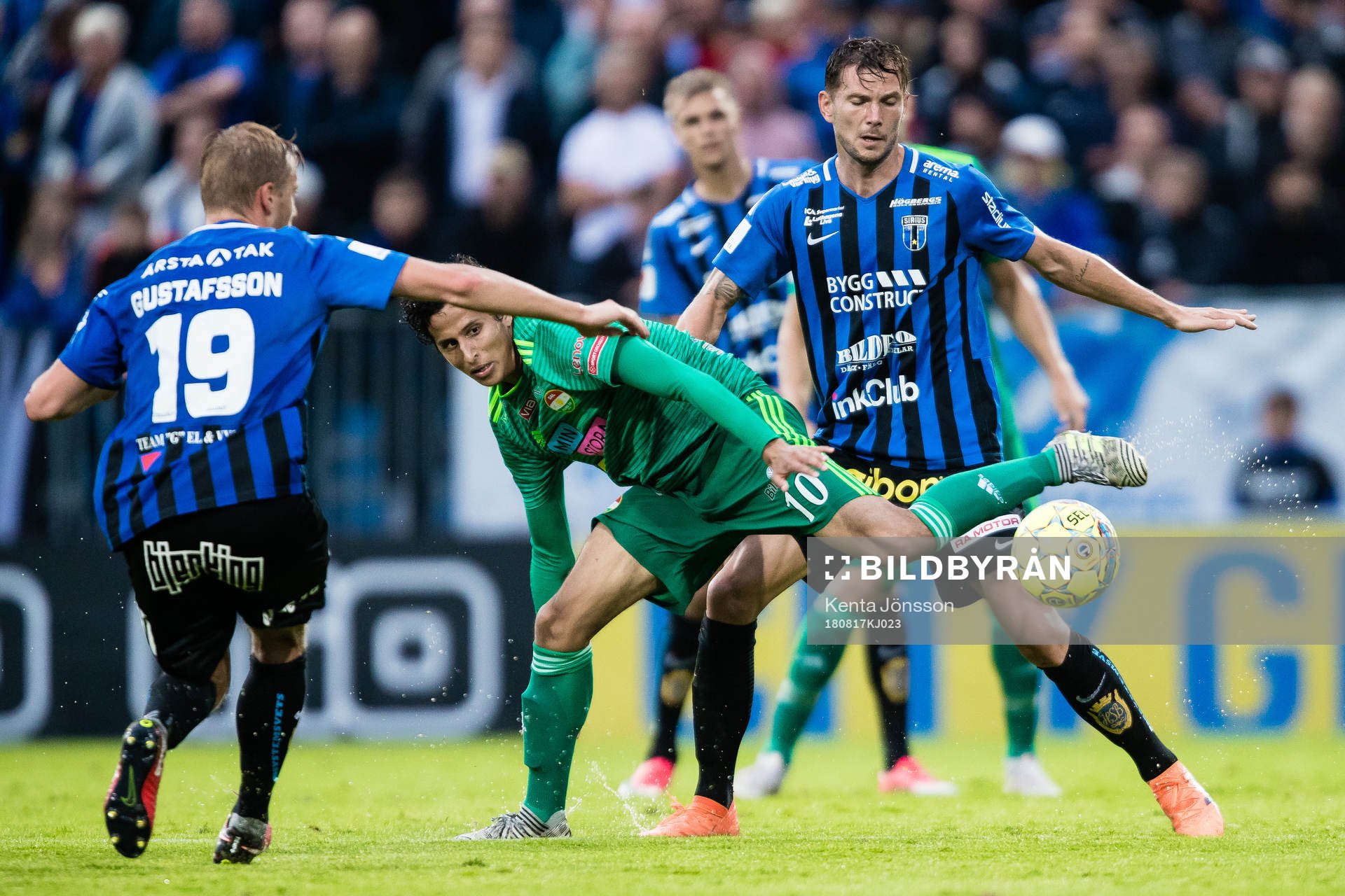 Dalkurds Ahmad Awad i kamp om bollen med Sirius Robert