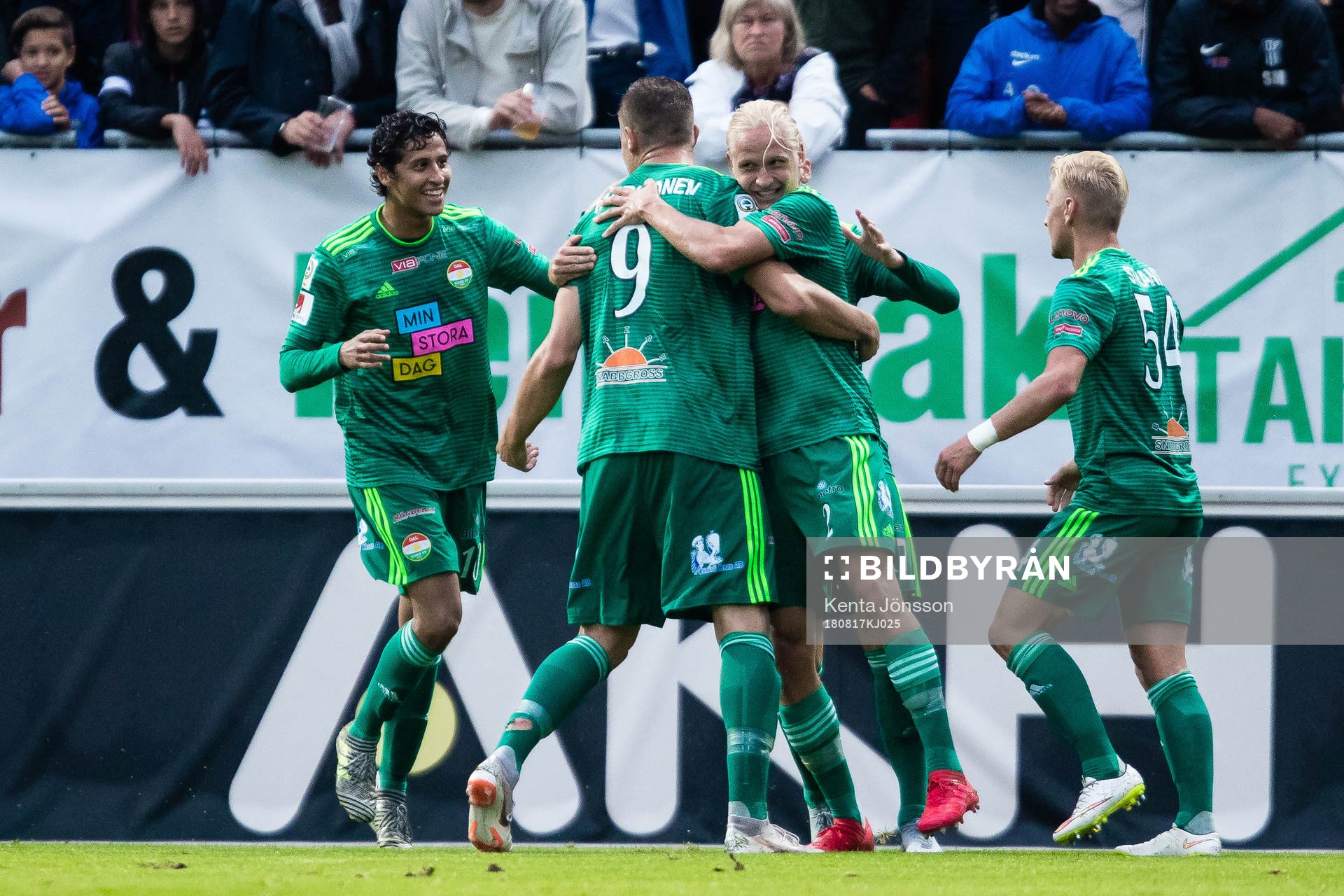 Dalkurds Eero Markkanen jublar med Henrik Löfkvist , Simon