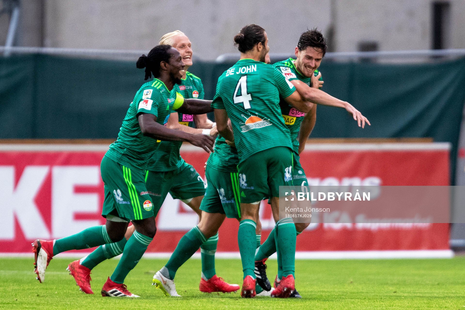 Dalkurds Robin Tranberg jublar med Alex De John, Kebba