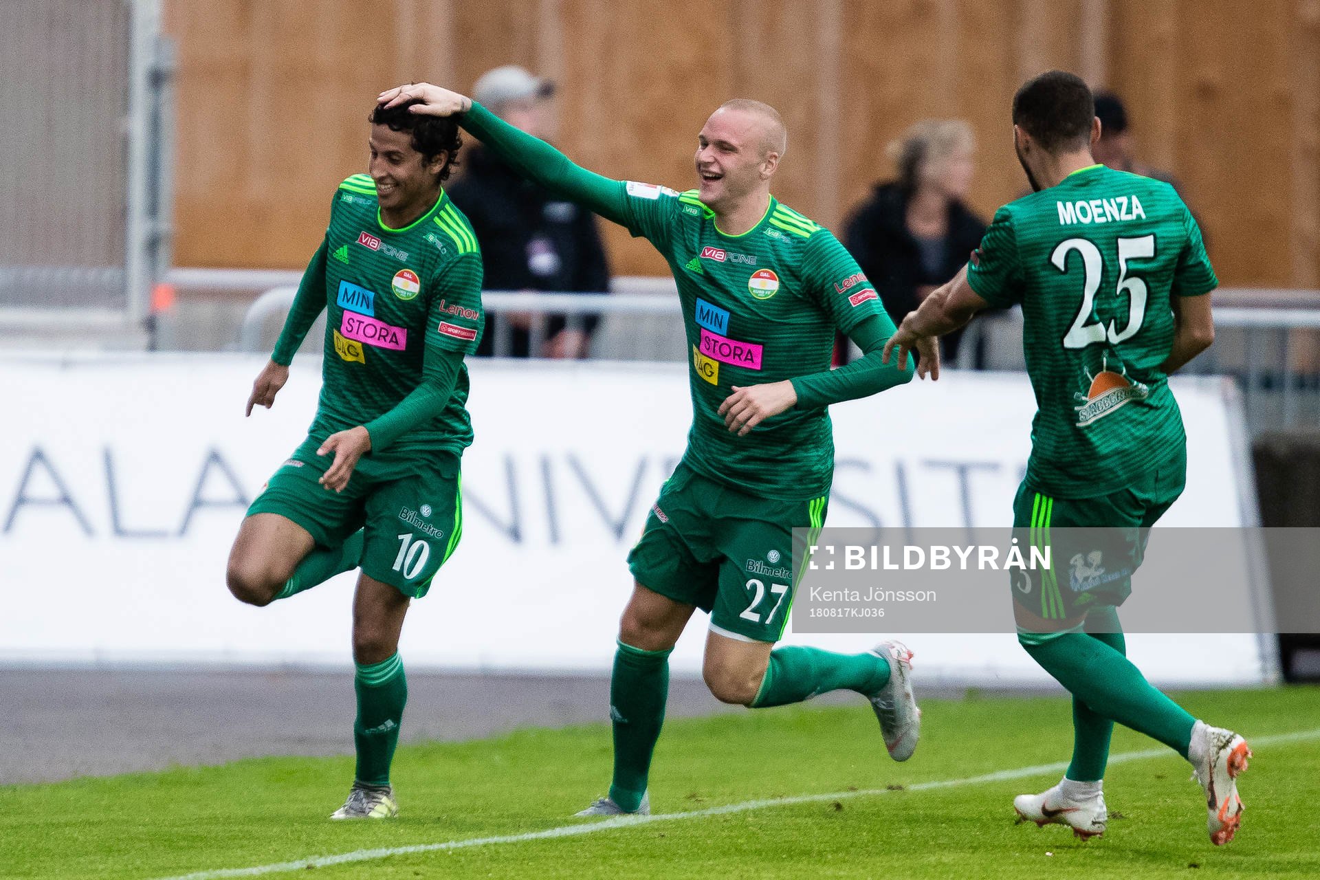 Dalkurds Ahmad Awad jublar med Adam Ståhl och Malkolm