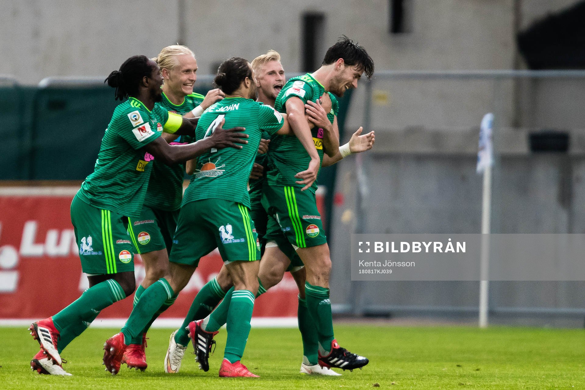 Dalkurds Robin Tranberg jublar med Alex De John, Kebba