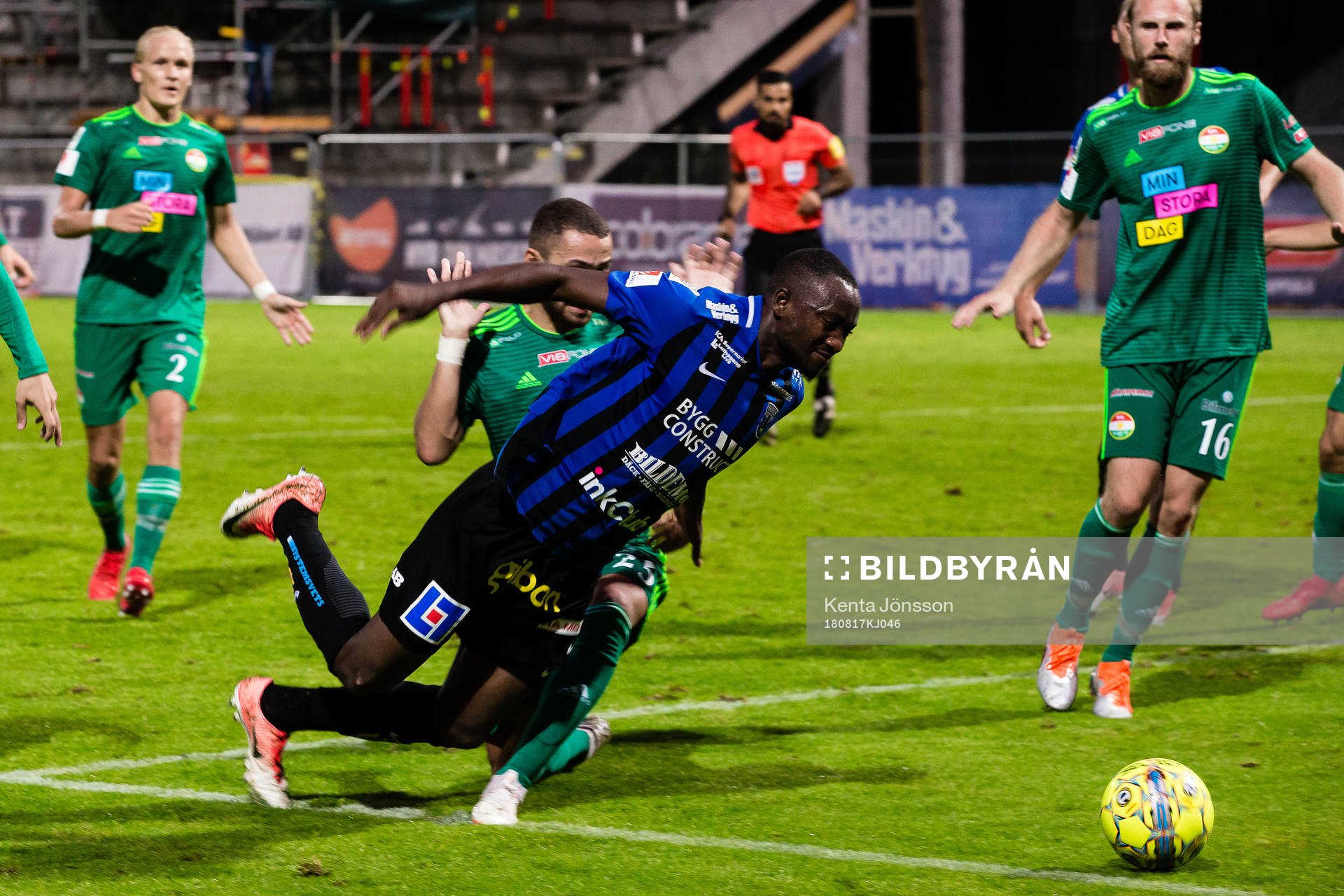 Sirius Moses Ogbu faller i en straffsituation med Dalkurds