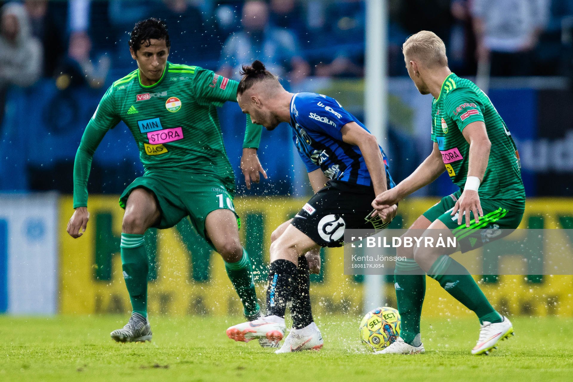 Sirius Jonas Lindberg i kamp om bollen på en blöt