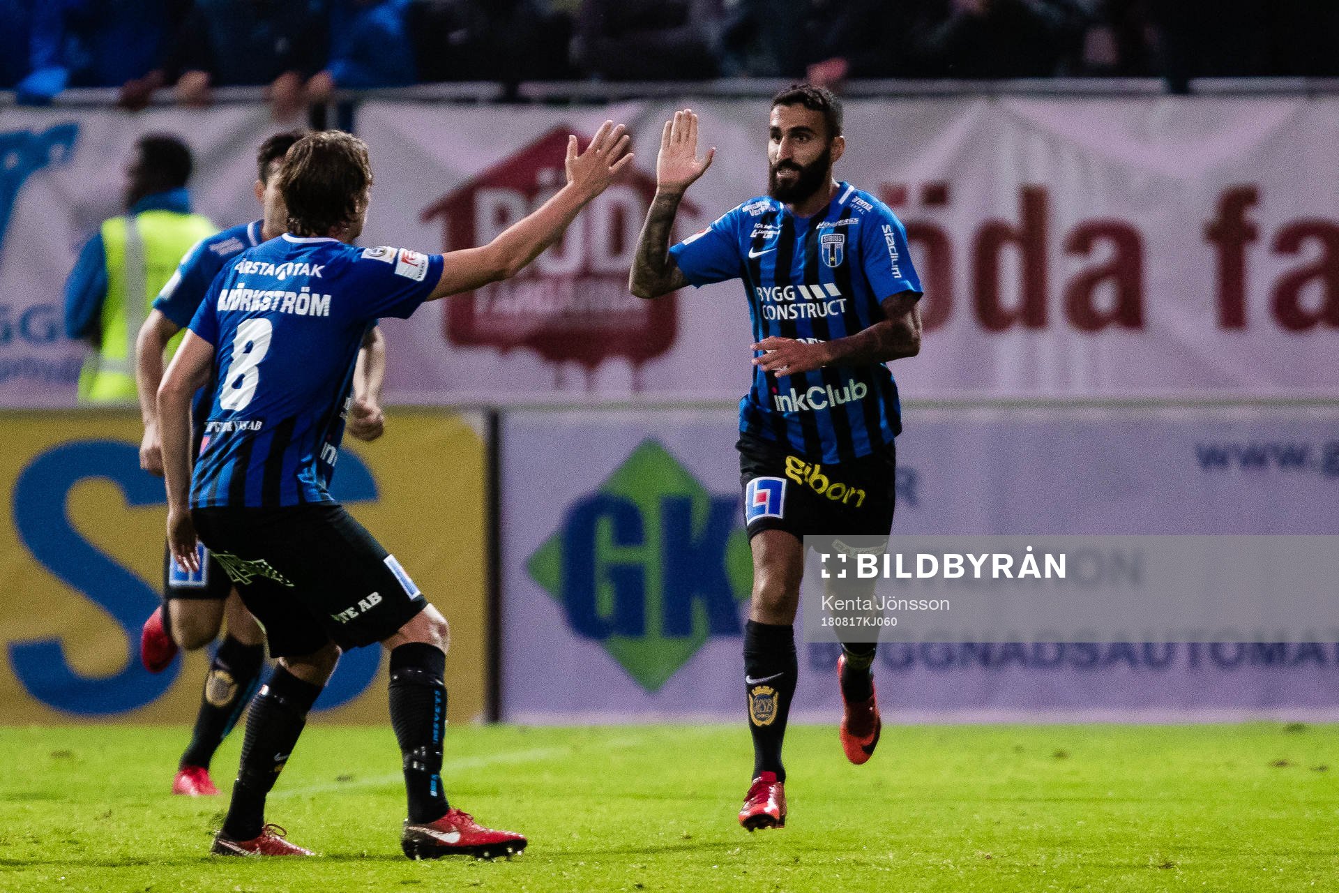 Sirius Charbel Georges jublar med Tim Björkström