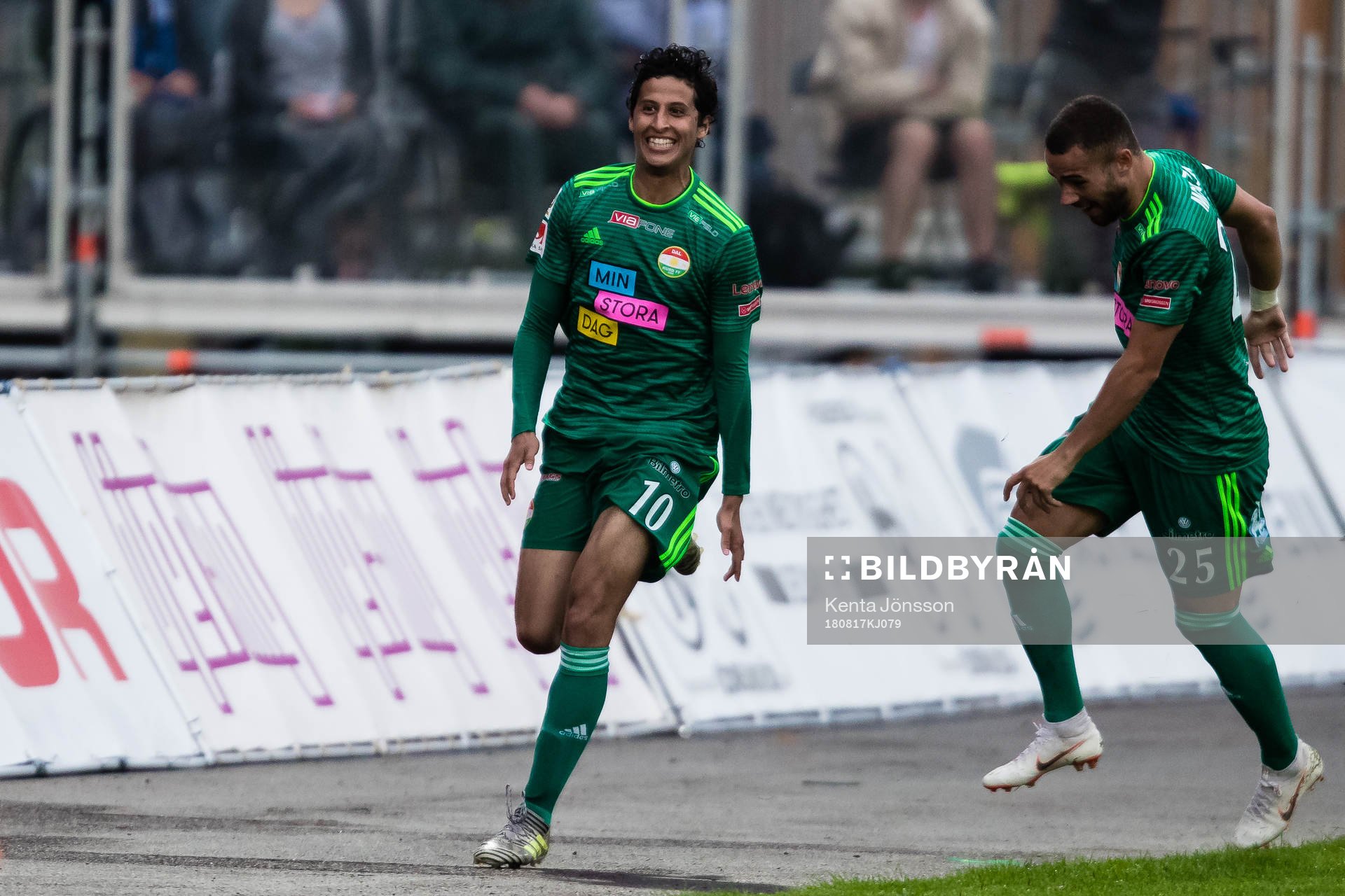 Dalkurds Ahmad Awad jublar med Malkolm Moenza