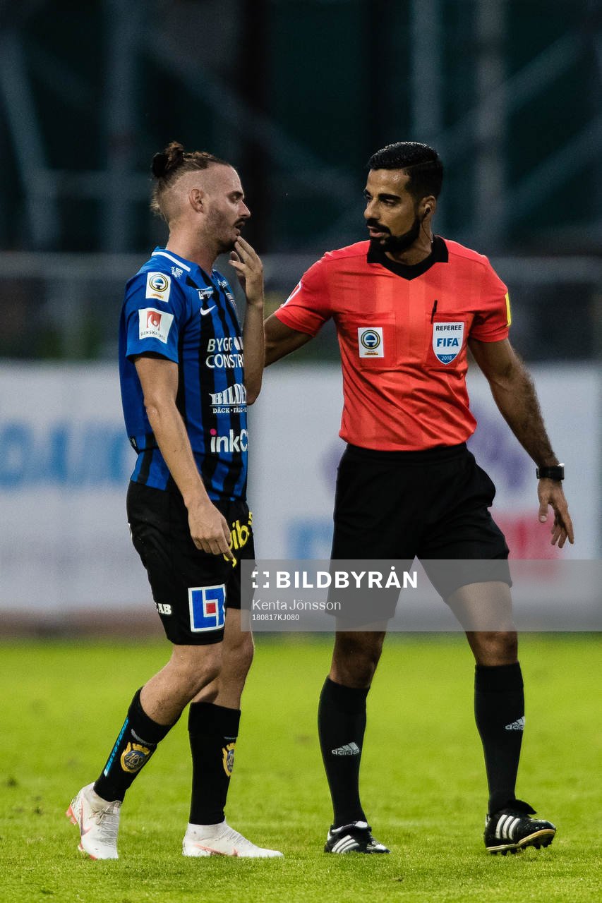 Sirius Jonas Lindberg i diskussion med domare Mohammed
