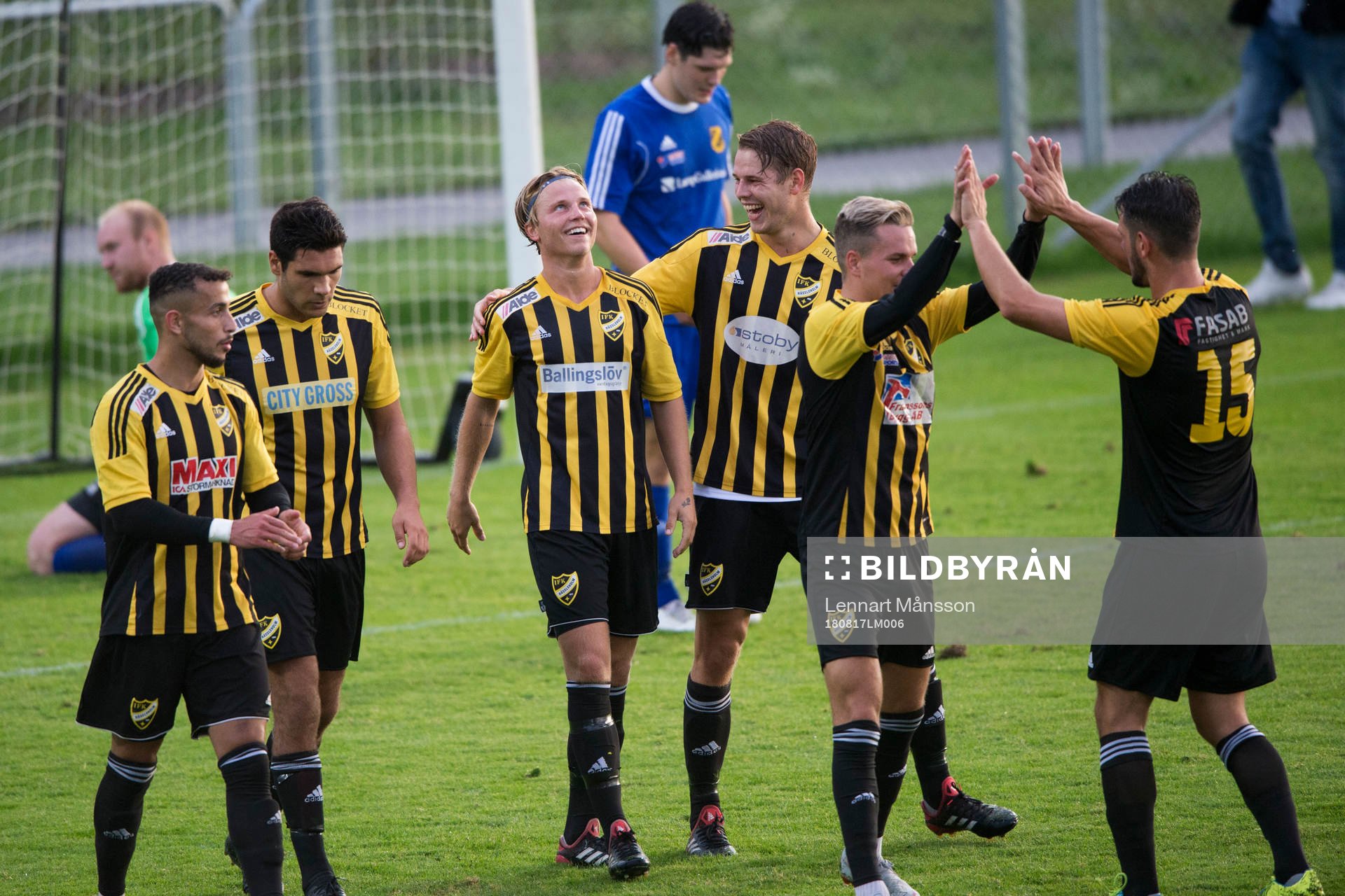 IFK Hässleholms Gustaf Lindroth har gjort 2-0 och jublar i