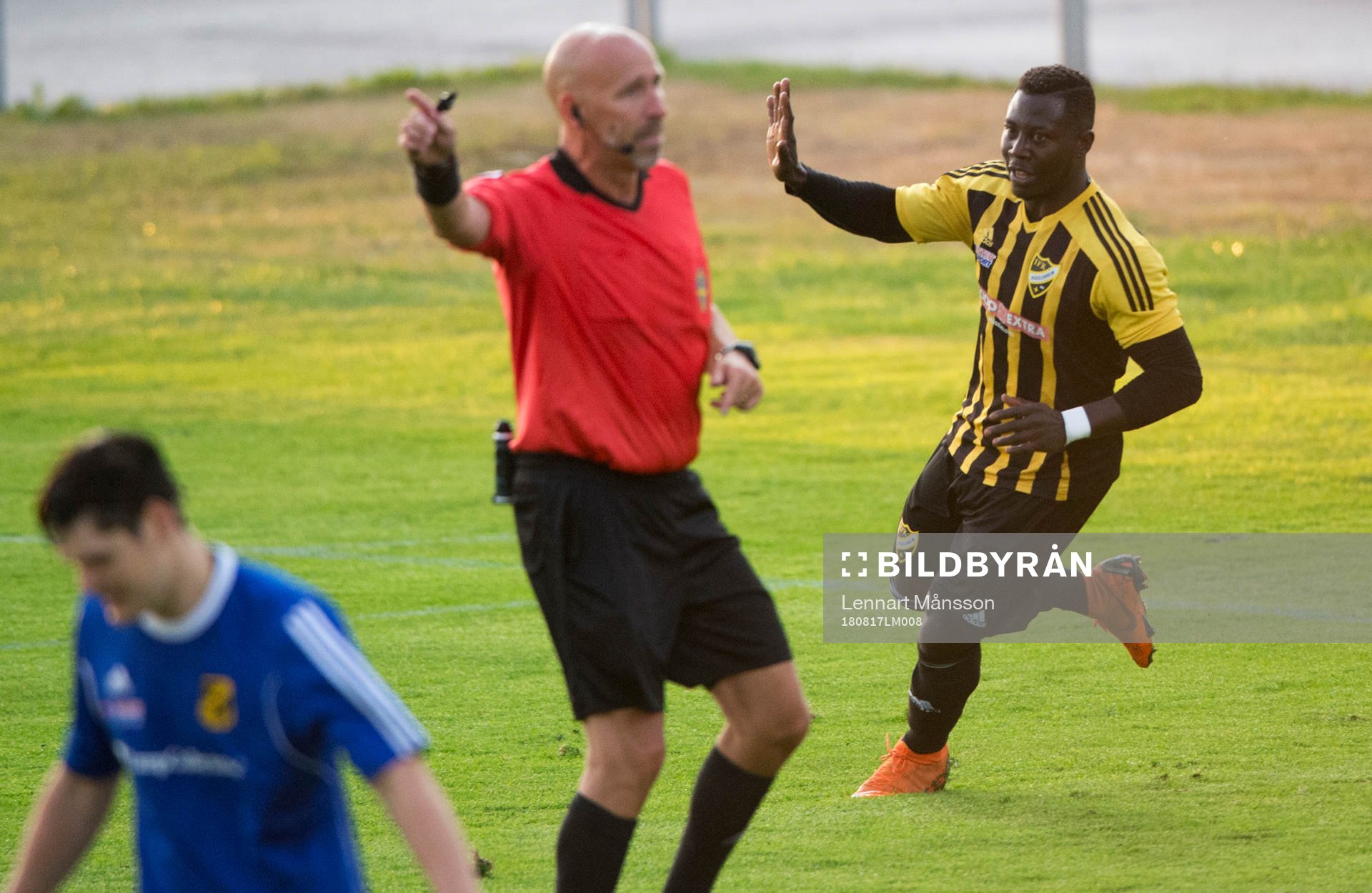 Domaren signalerar mål av Mike Andrew i matchen i div. 2