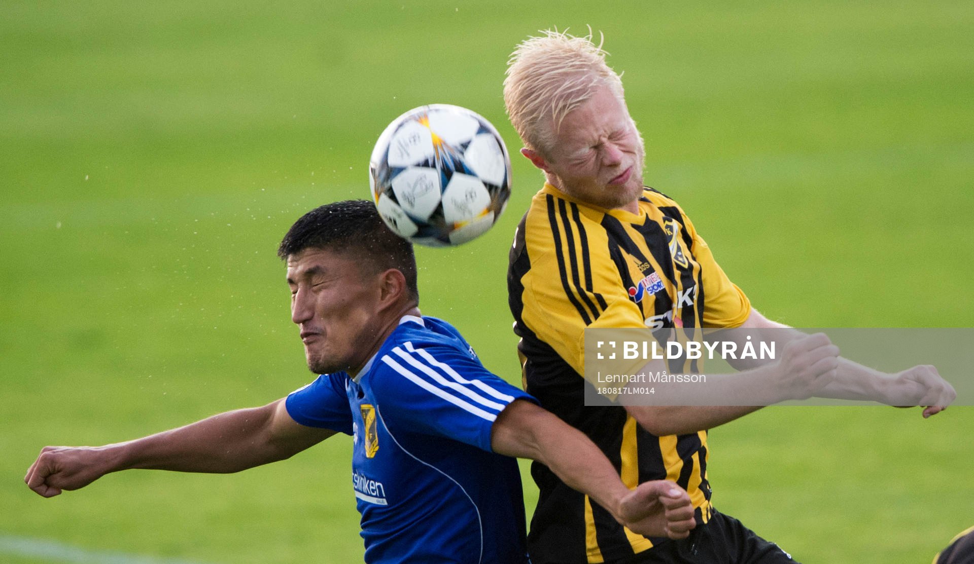 IFK Hässleholms Joel Andersson nickduellerar i matchen i