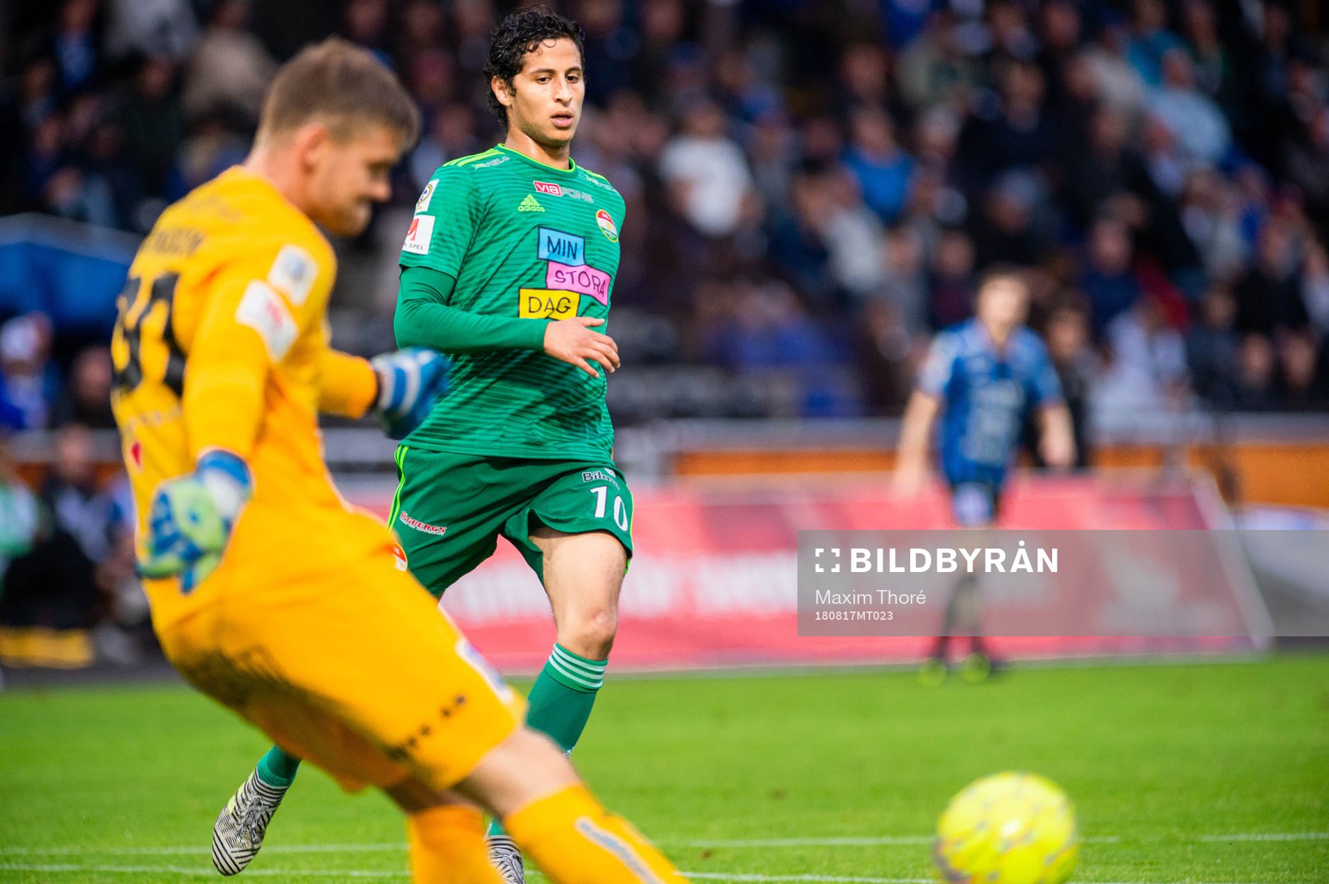 Dalkurds Ahmad Awad och Sirius målvakt Lukas Jonsson