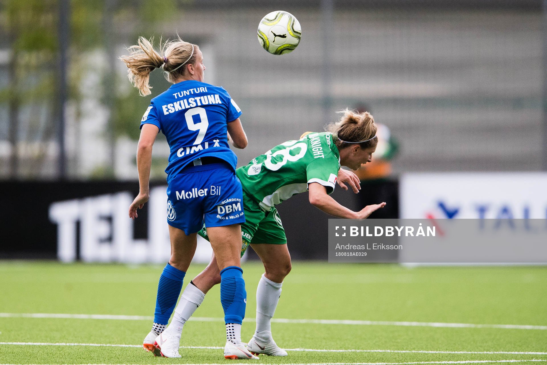 Eskilstunas Julia Tunturi i kamp om bollen med Hammarbys