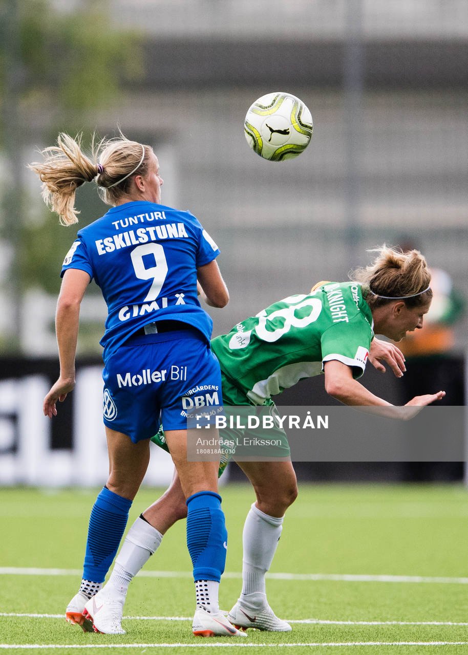 Eskilstunas Julia Tunturi i kamp om bollen med Hammarbys Elise Kellond-Knight under fotbollsmatchen i Damallsvenskan mellan Hammarby och Eskilstuna den 18 augusti 2018 i Stockholm.
