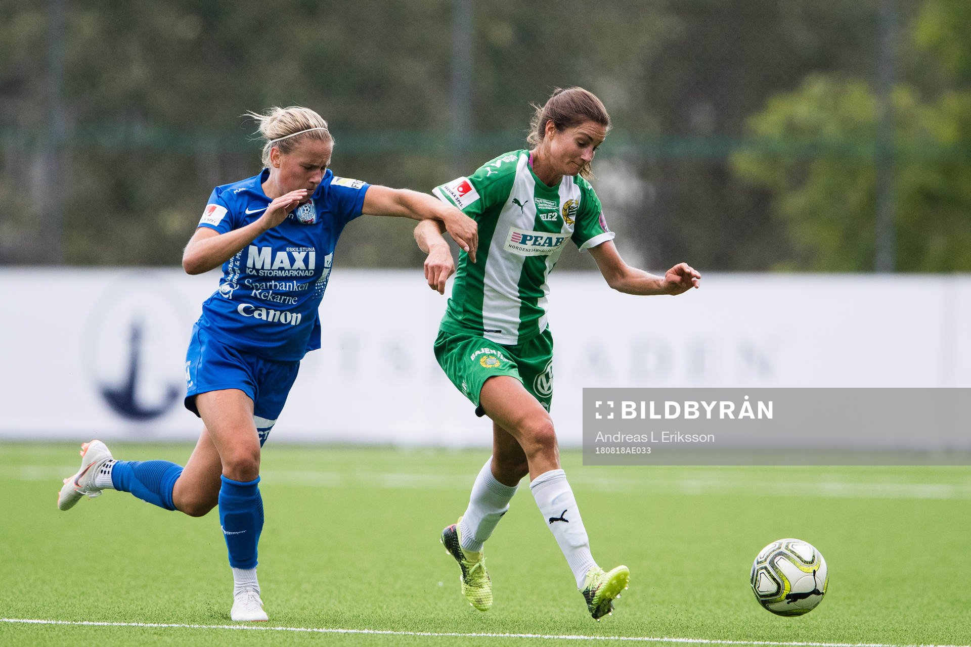 Eskilstunas Julia Tunturi i kamp om bollen med Hammarbys
