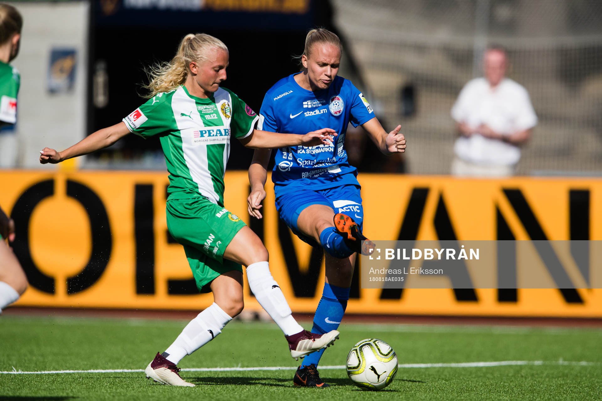 Hammarbys Astrid Larsson i kamp om bollen med Eskilstunas