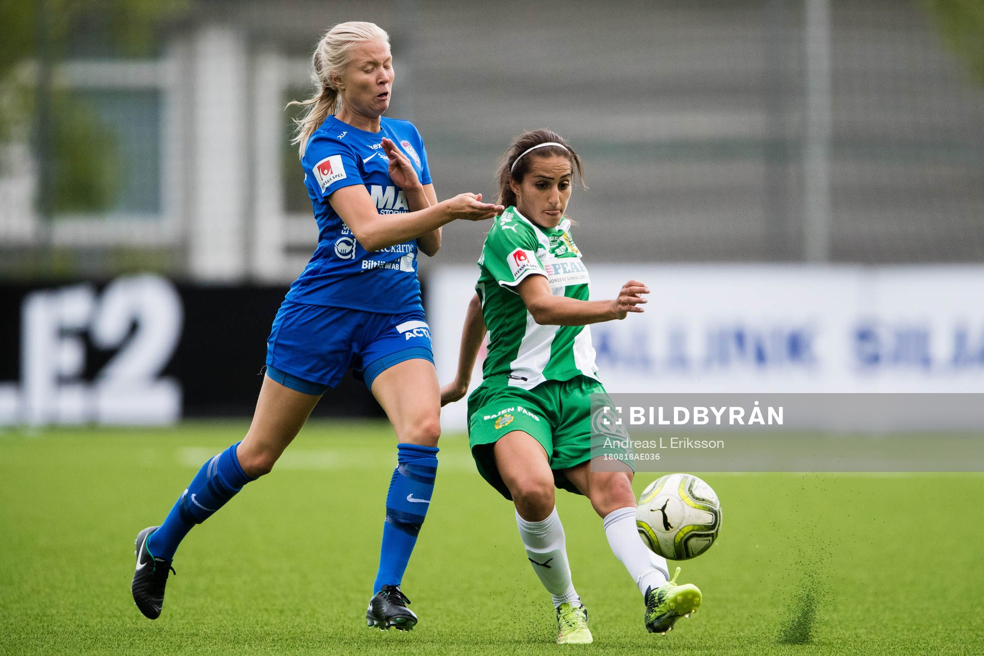 Eskilstunas Elin Rombing i kamp om bollen med Hammarbys