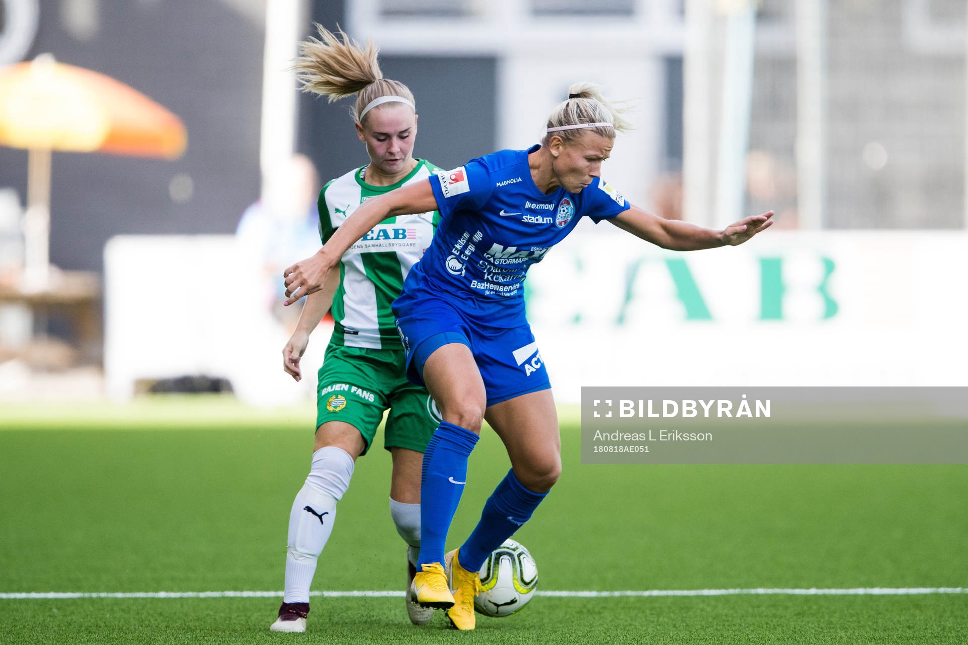 Hammarbys Emma Jansson i kamp om bollen med Eskilstunas