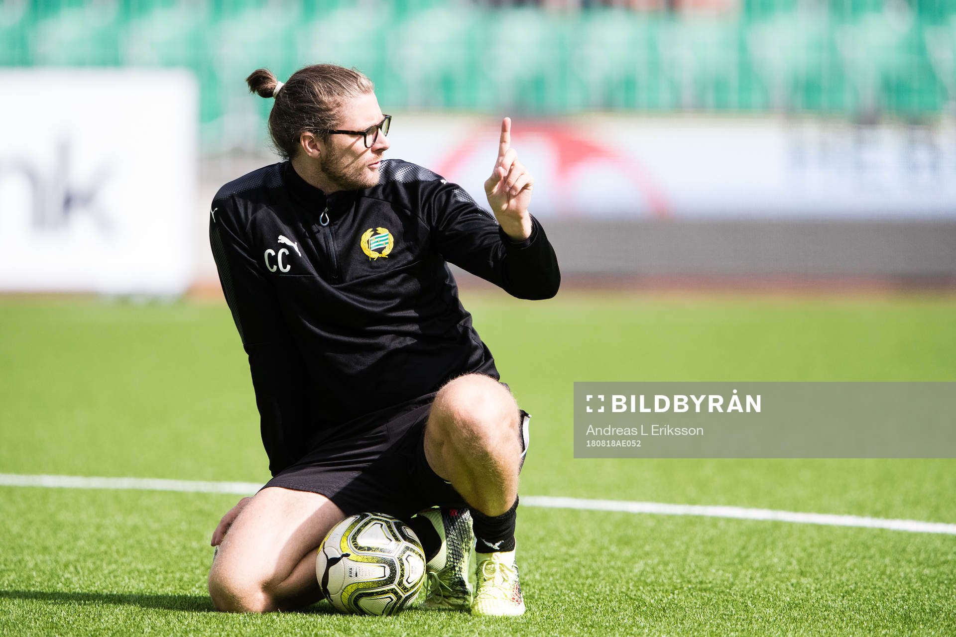 Hammarbys målvaktstränare Christoffer Cylvén under uppvärmningen inför fotbollsmatchen i Damallsvenskan mellan Hammarby och Eskilstuna den 18 augusti 2018 i Stockholm.