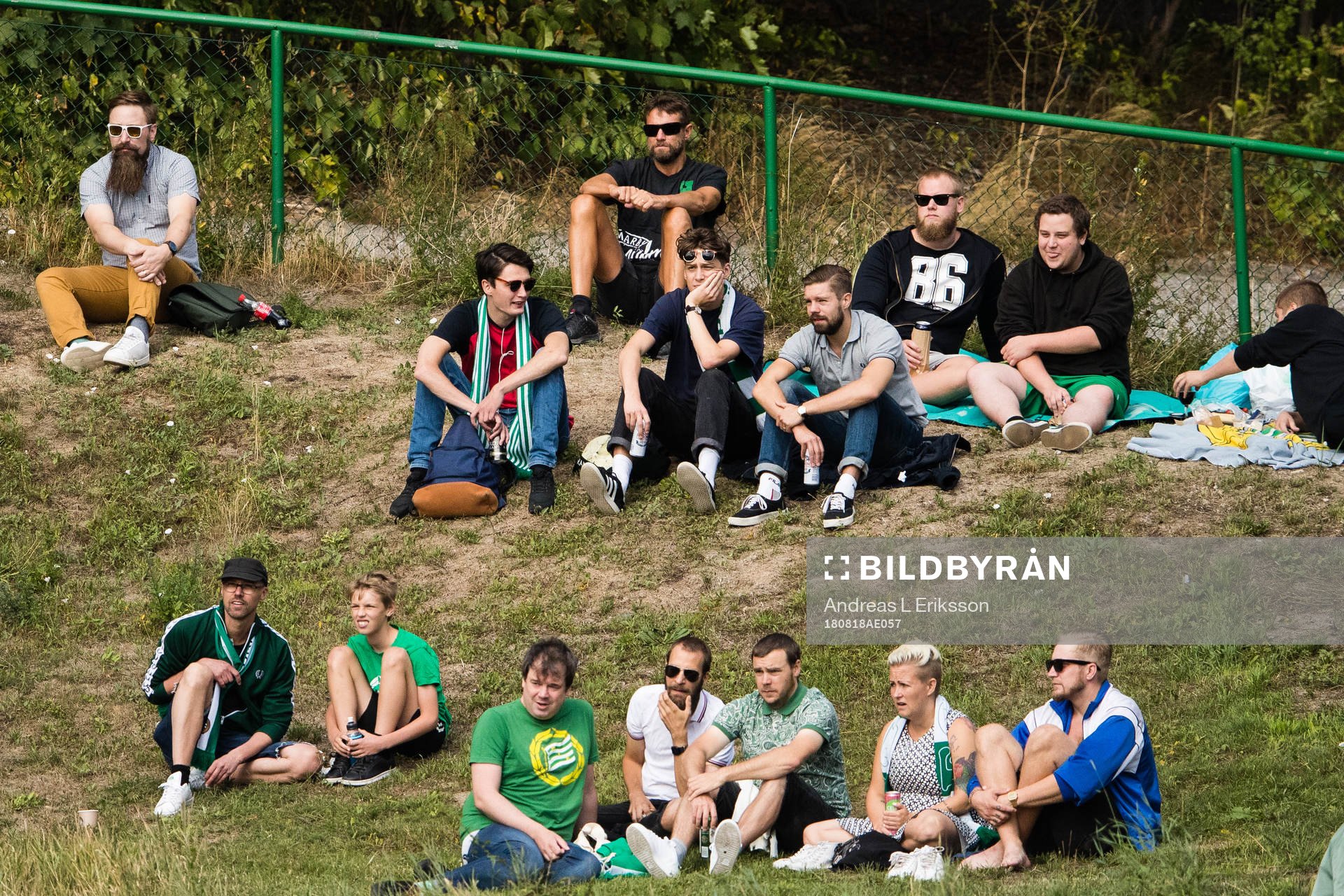 Hammarbys supportrar följer spelet