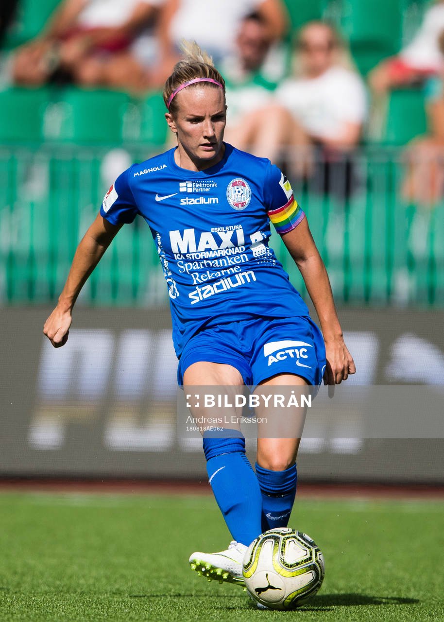 Eskilstunas Petra Johansson med bollen