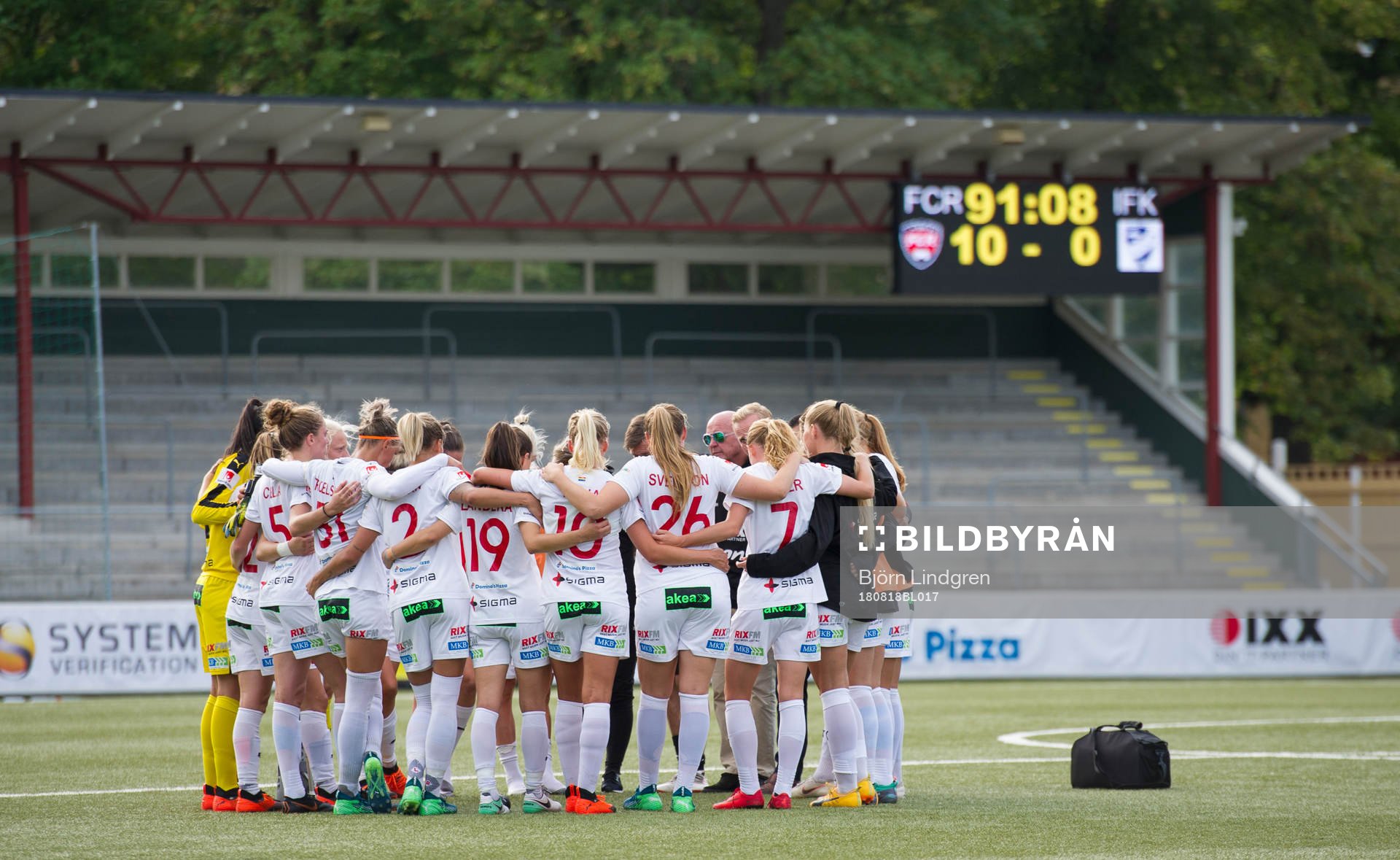 Rosengårds spelare framför resultattavlan med siffrorna