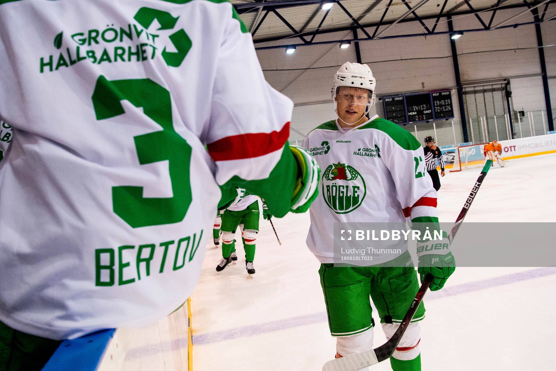 Jesper Williamsson jublar med lagkamraterna