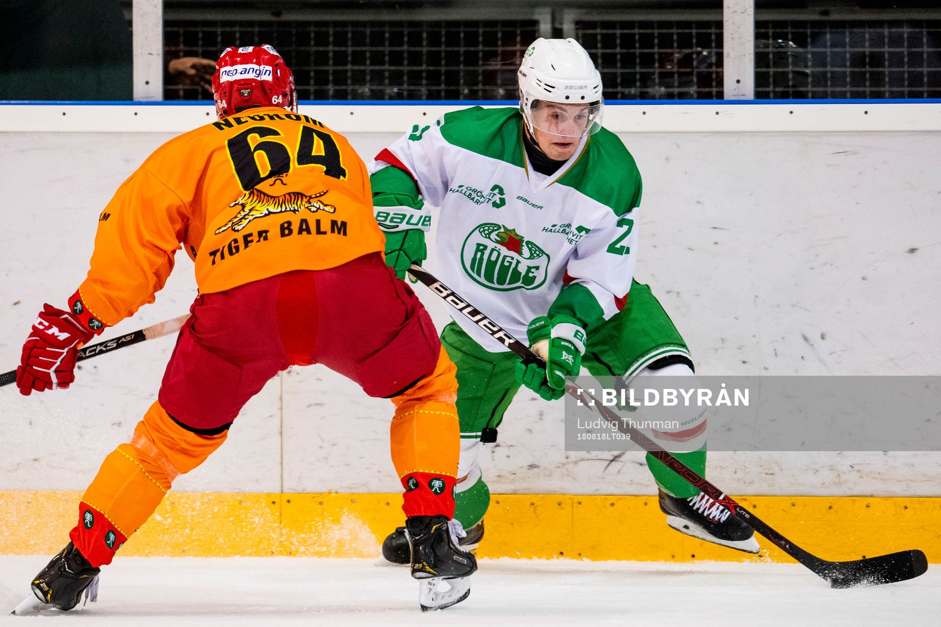 Rögles Nils Höglander och Langnaus Benjamin Neukom