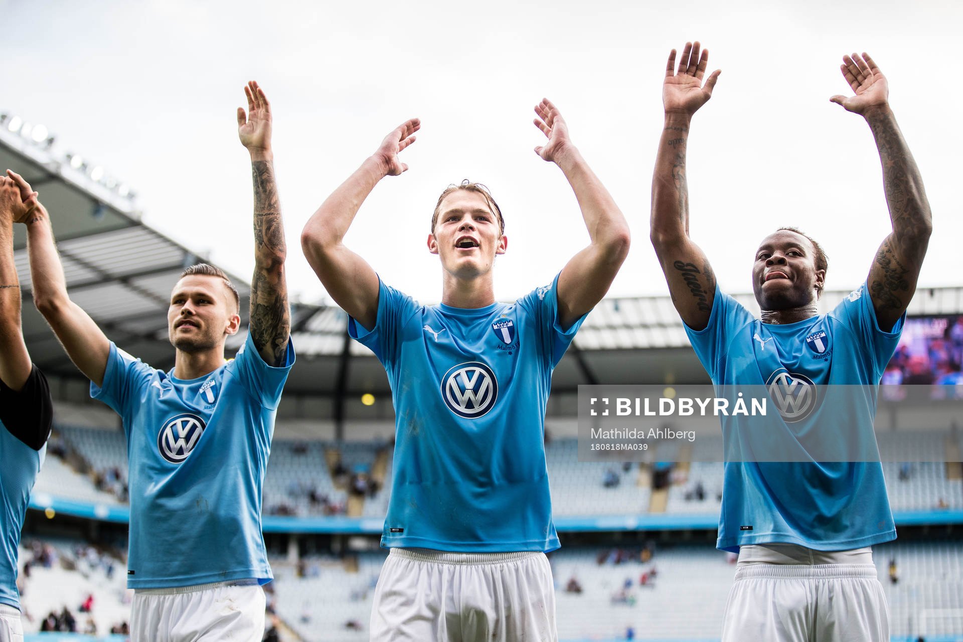 Malmö FFs Arnór Ingvi Traustason, Hugo Andersson och Carlos Strandberg jublar efter fotbollsmatchen i Allsvenskan mellan Malmö FF och Trelleborg den 18 augusti 2018 i Malmö.