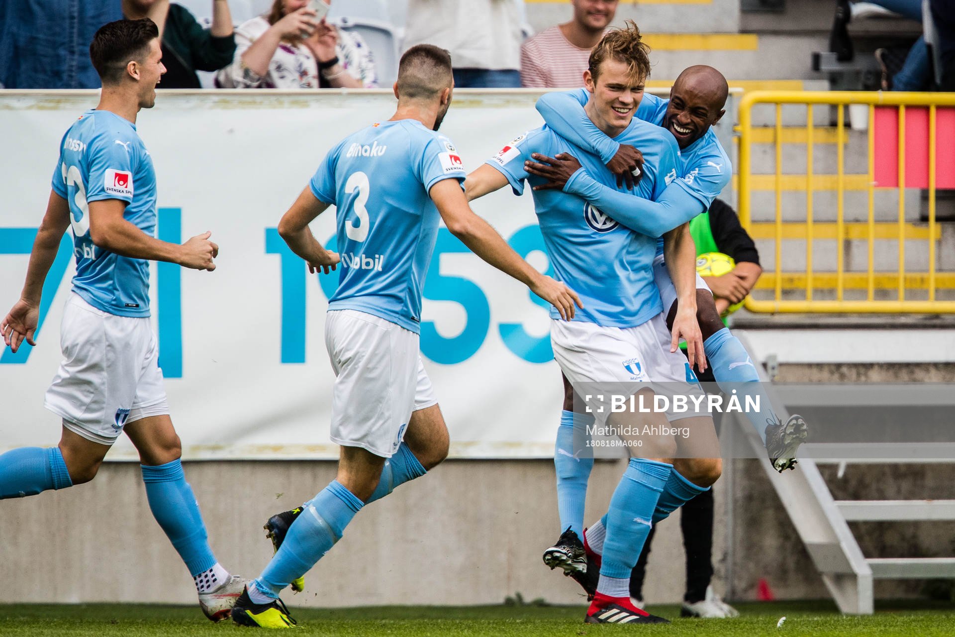 Malmö FFs Hugo Andersson jublar med lagkamrater efter 1-0 under fotbollsmatchen i Allsvenskan mellan Malmö FF och Trelleborg den 18 augusti 2018 i Malmö.