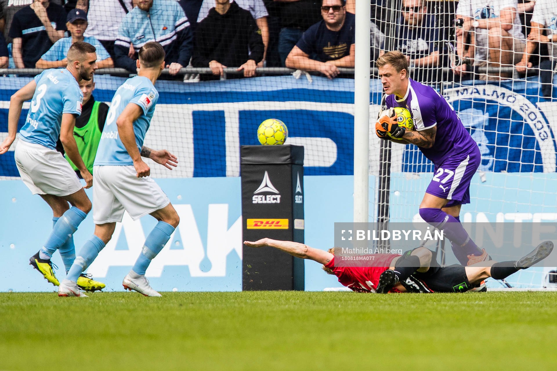 Malmö FFs målvakt Johan Dahlin räddar